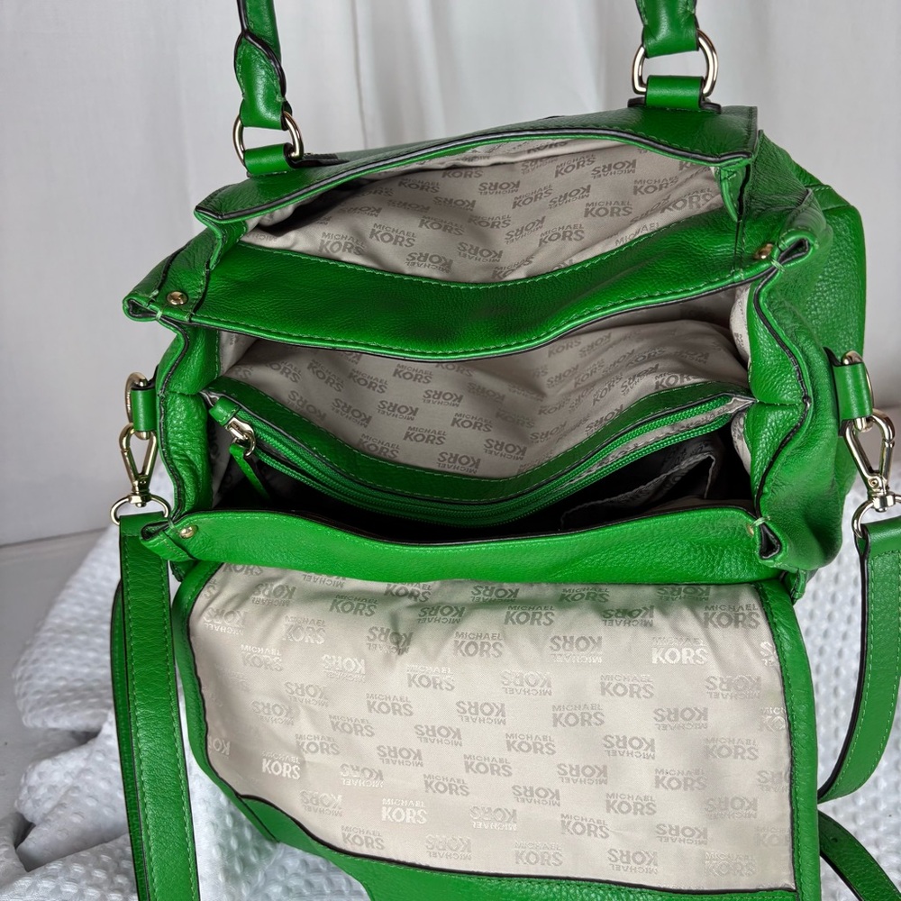 Michael Kors NWOT Margo Medium Flap Front Shoulder Bag in Kelly Green Gold Hw - Picture 8 of 14